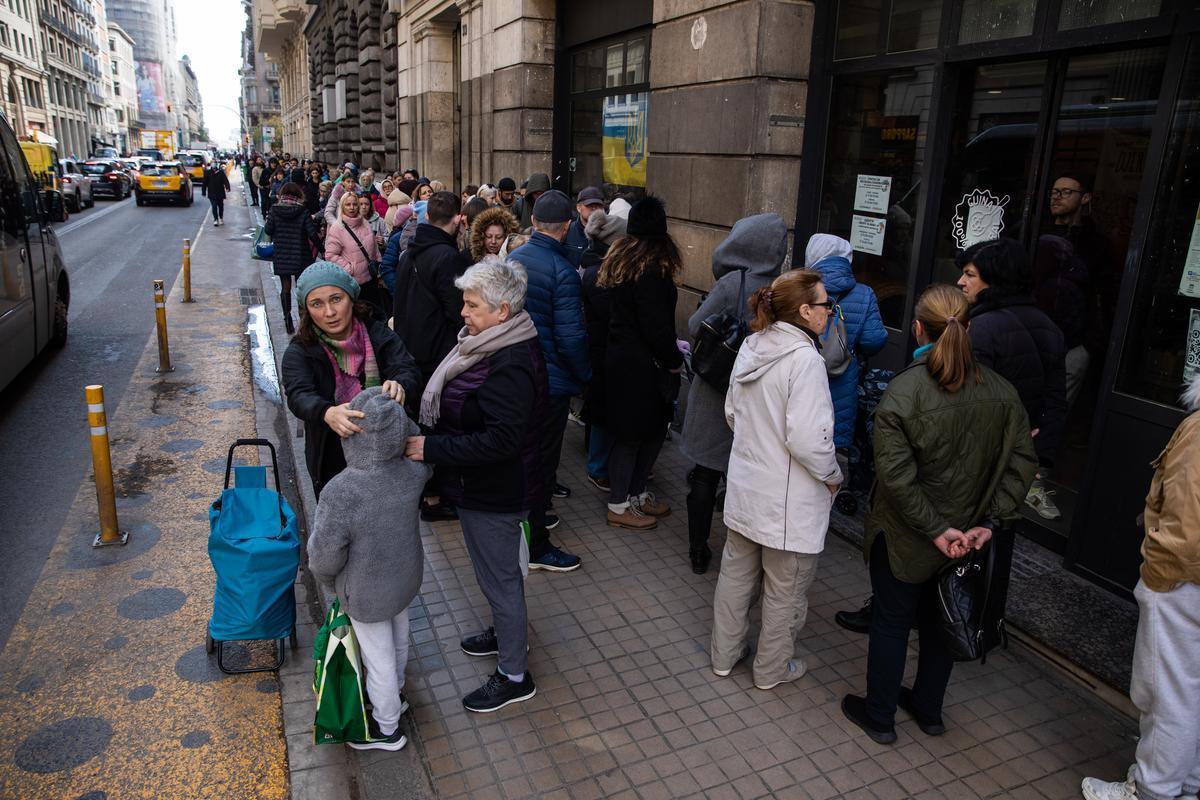 La Asociacion de ucranianos Djerelo que ayudan a los refugiados que están en Barcelona con alimentos, ropa, productos primera necesidad y lo hacen en vía Laietana 33 en el centro