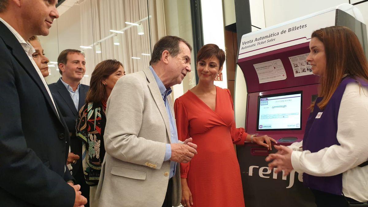 Miñones, Caballero y Rodríguez en las máquinas de autoventa de Renfe.