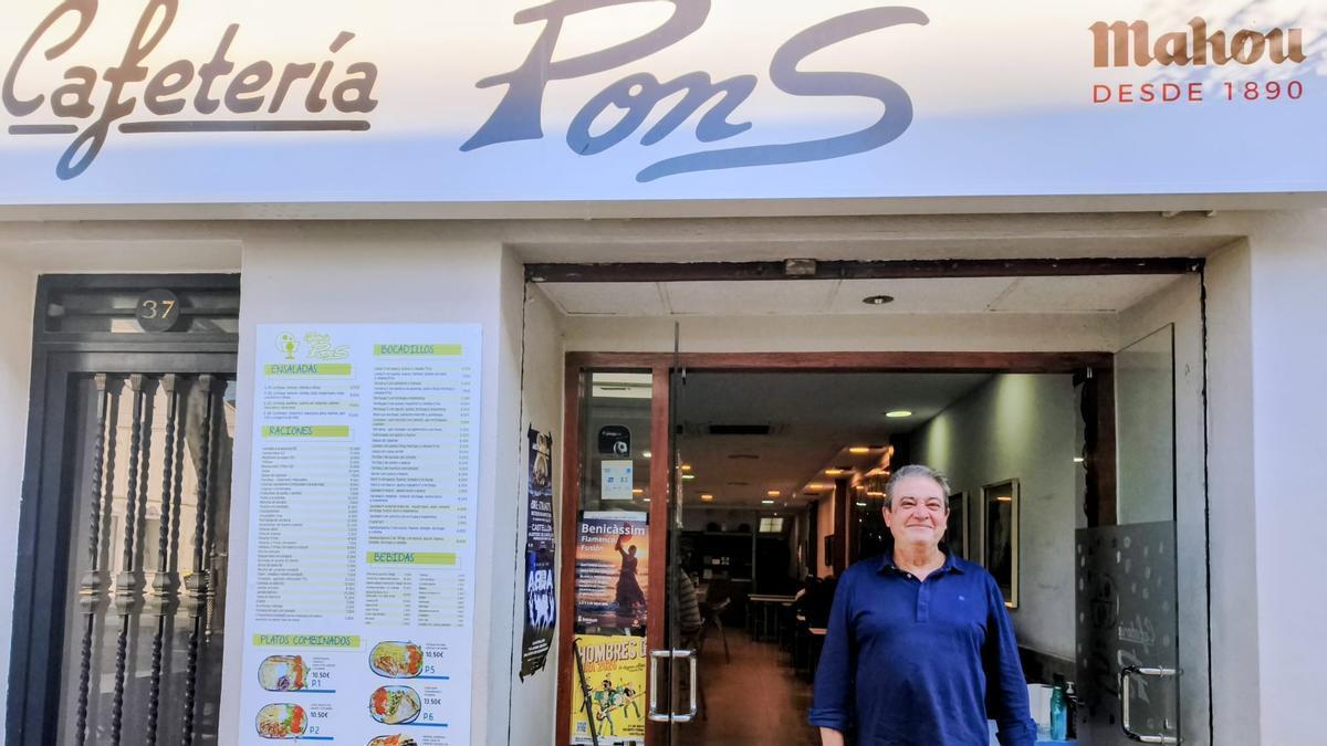 El propietario de Bar Pons, en la entrada del establecimiento familiar.
