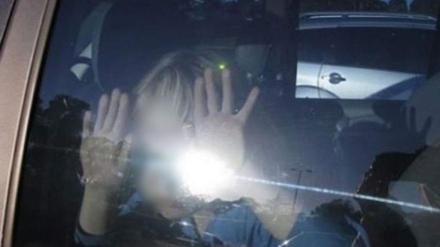 Firefighters come to the rescue of a child who was locked in a car in the Canary Islands