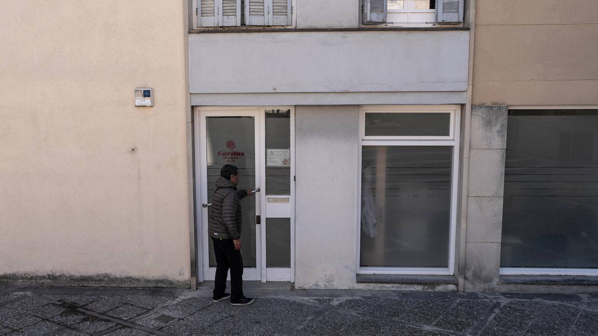 Abdelhalek Darrah llama a la puerta de Cáritas Diocesana en Osona para pedir ayuda.