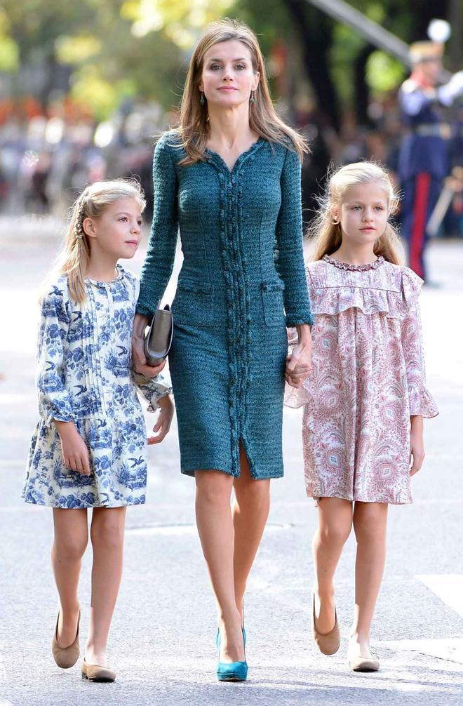 El debut de Sofía y Leonor en el desfile del Día de la Hispanidad, el 12 de octubre de 2014, con vestido de flores de la firma española Nanos y bailarinas