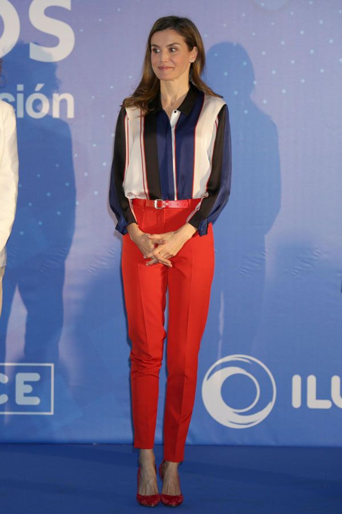 El look de Letizia Ortiz con camisa a rayas y pantalón rojo de Hugo Boss