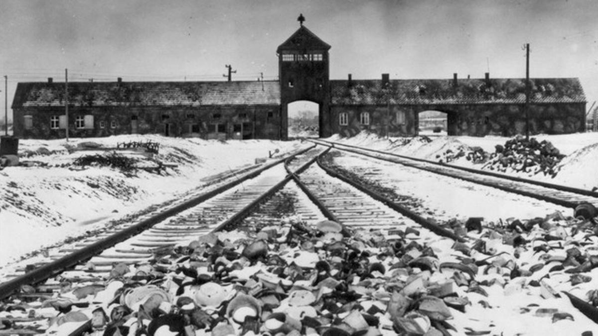 La tristemente famosa estación de tren del campo de Auschwitz-Birkenau, a la que llegaban los trenes llenos de prisioneros.