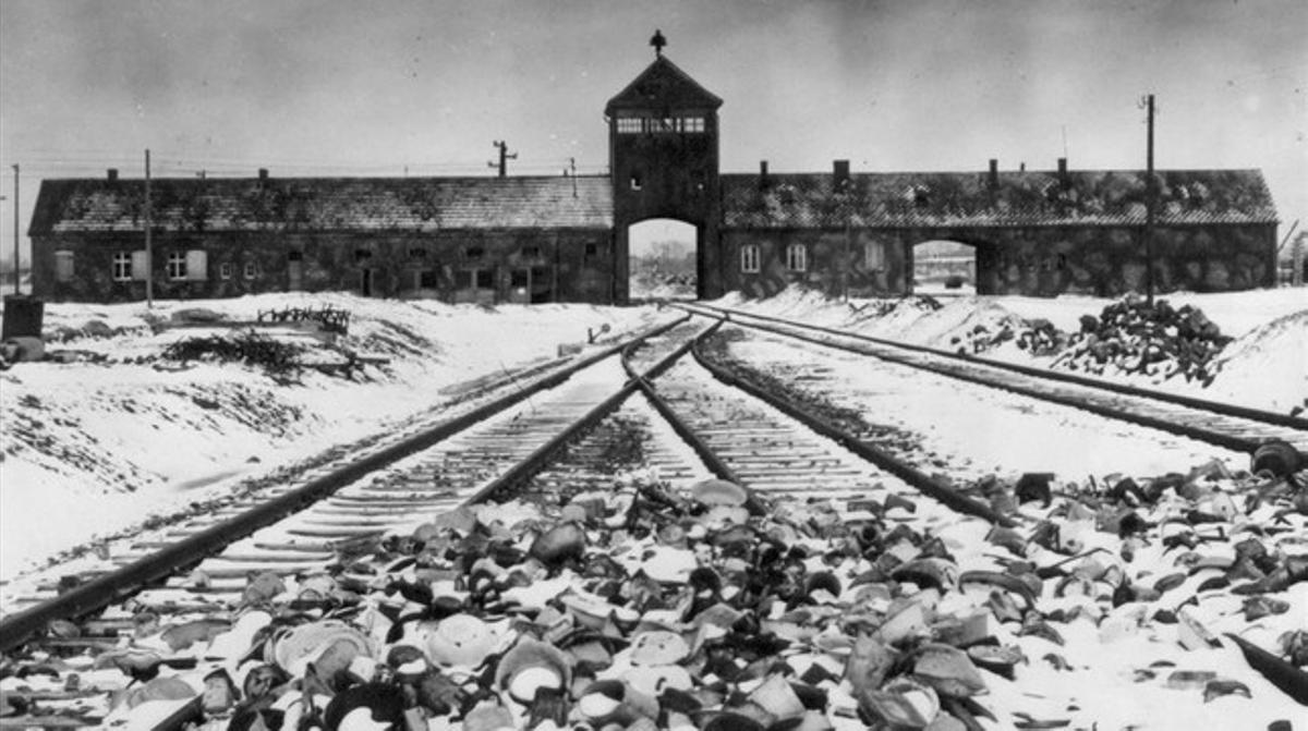 La tristemente famosa estación de tren del campo de Auschwitz-Birkenau, a la que llegaban los trenes llenos de prisioneros. La tristemente famosa estación de tren del campo de Auschwitz-Birkenau, a la que llegaban los trenes llenos de prisioneros.