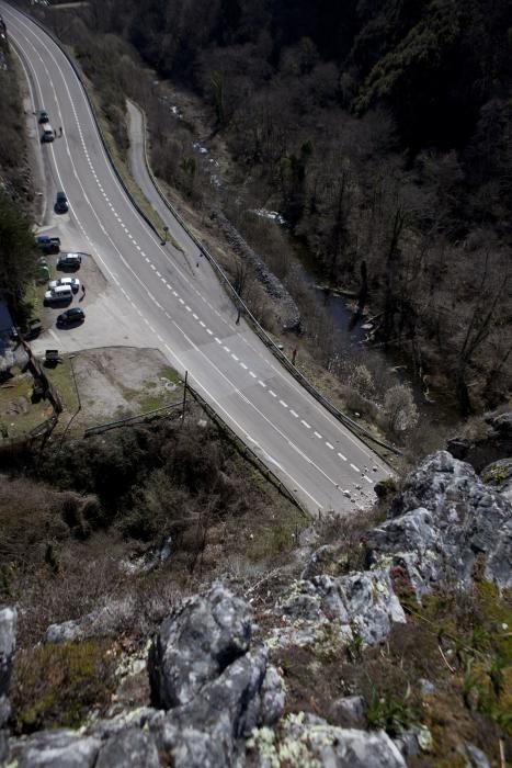 Un argayo con toneladas de rocas y tierra corta el Corredor del Nalón y deja Caso incomunicado