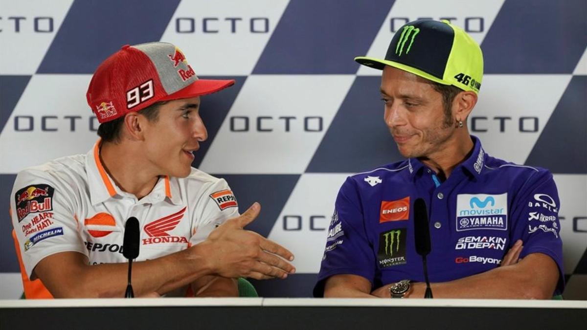 Momento en el que Márquez le tiende la mano a Rossi