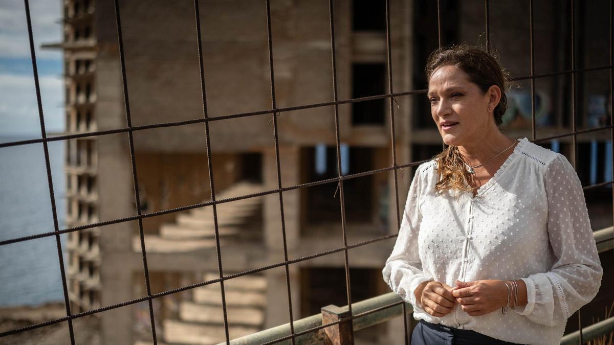 La concejala de Urbanismo, Zaida González, con el mamotreto de Añaza al fondo.