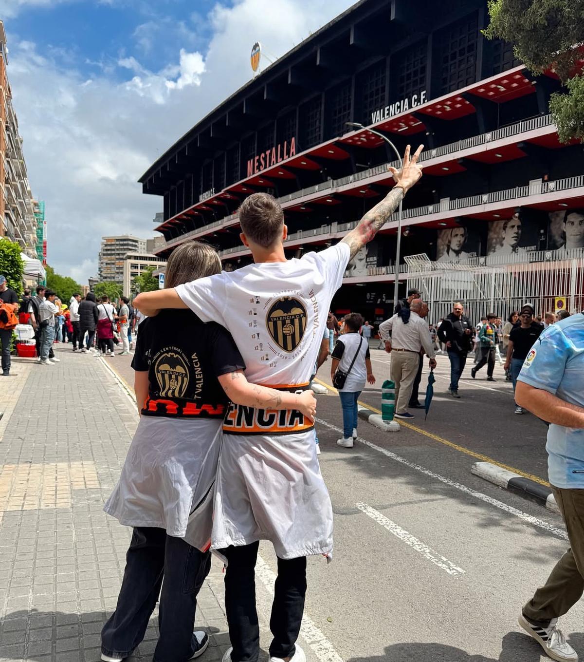 Elnoviofifas y su pareja en Mestalla