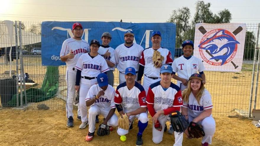 El club Tiburones de Málaga se proclama campeón del primer torneo de sóftbol mixto