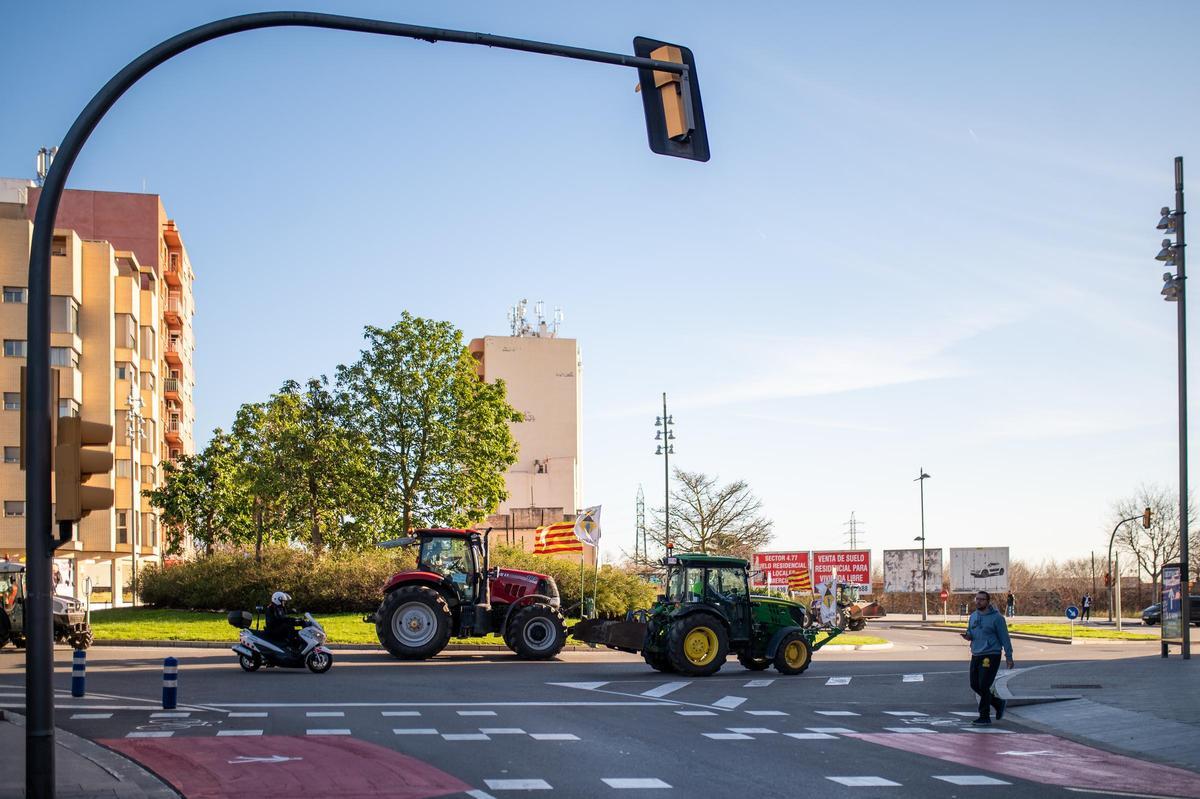 Los tractores bloquean el acceso al puerto de Tarragona