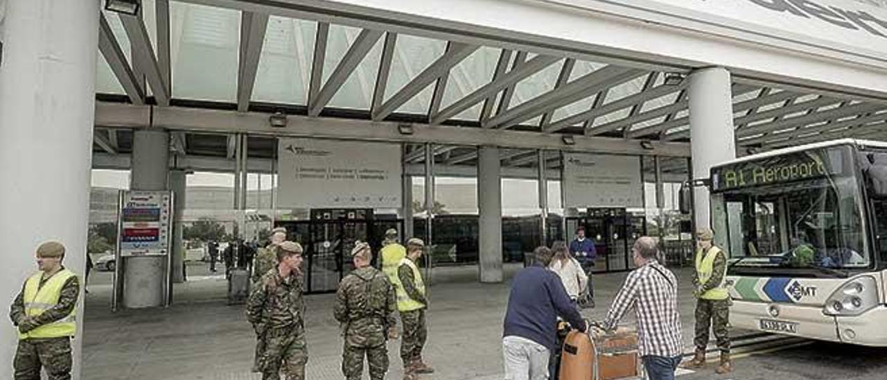 Turistas abandonan Mallorca por el estado de alarma por el coronavirus.