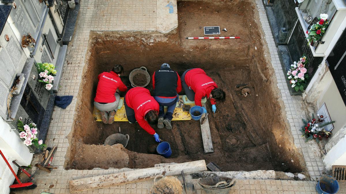 Trabajos de exhumación en un cementerio de represaliados de la Guardia Civil.