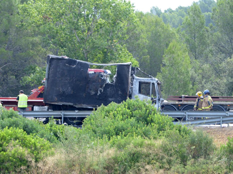 Un incendi destrossa un camió a l'AP-7 a Borrassà