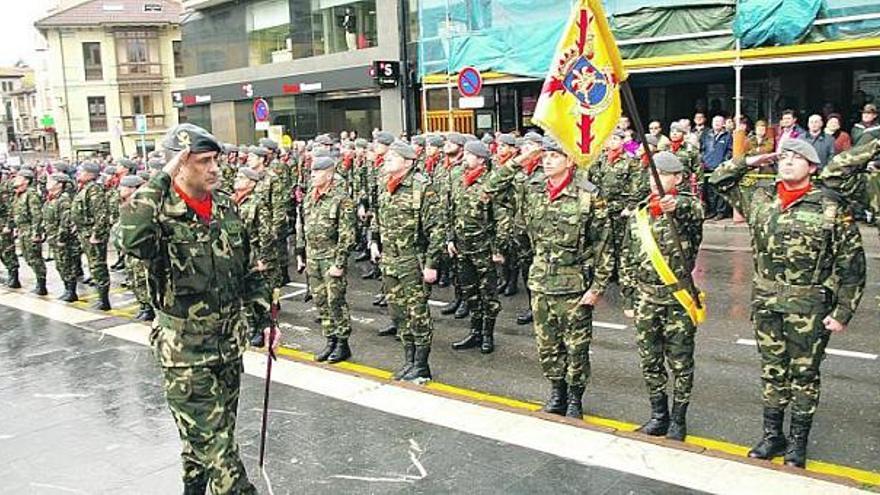 El coronel Roselany, pasando revista a las tropas, ayer, en la Pola.