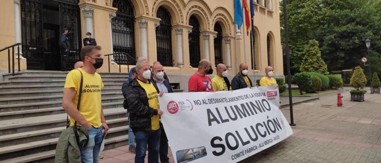 Representantes del comité de empresa de Alu Ibérica, ayer, delante del palacio presidencial. | J. A. A.