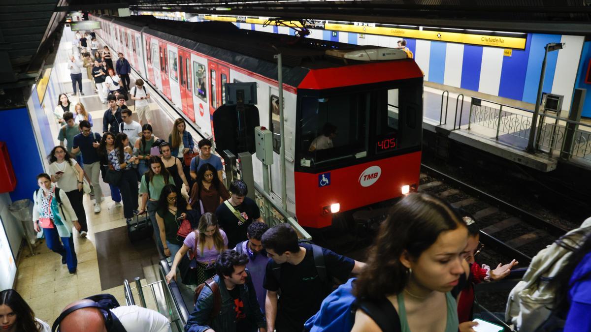 Pasajeros saliendo de la Línea 4 de metro en la estación de Ciutadella/Vila Olímpica, en Barcelona.