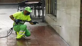 Los equipos de limpieza eliminan hasta 90 grafitos todos los días en Zaragoza