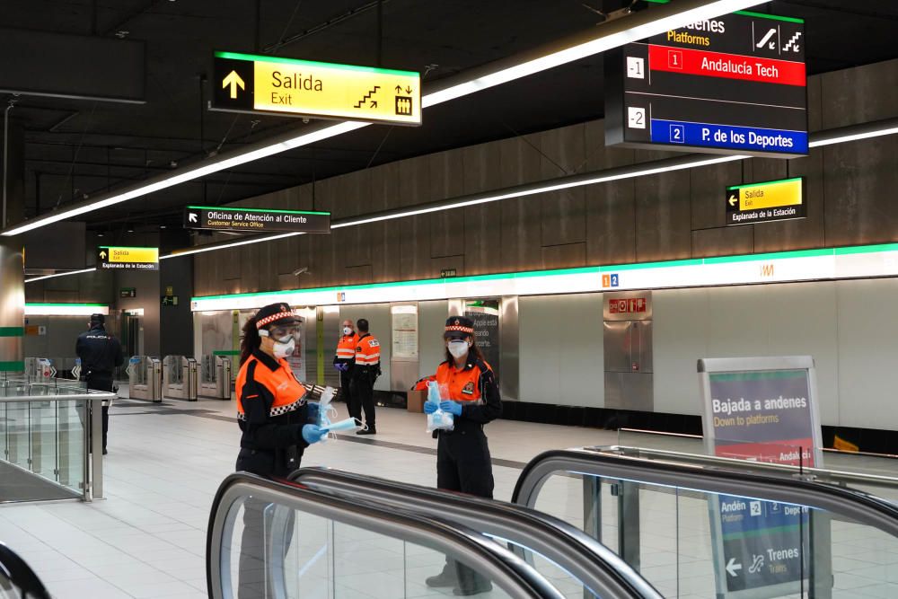 Reparto de mascarillas en la estación de metro del Perchel y en la estación de Cercanías María Zambrano, este lunes con el reinicio de la actividad laboral no esencial.