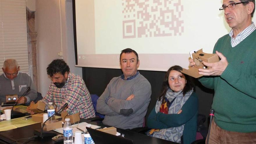 Carlos Fernández muestra cómo emplear las gafas, acompañado por Álvaro García, del Grupo Montañero Moscón; Alberto Suárez, de la empresa que realizó el callejero; José Luis Trabanco, alcalde de Grado, y Cristina Huerta.