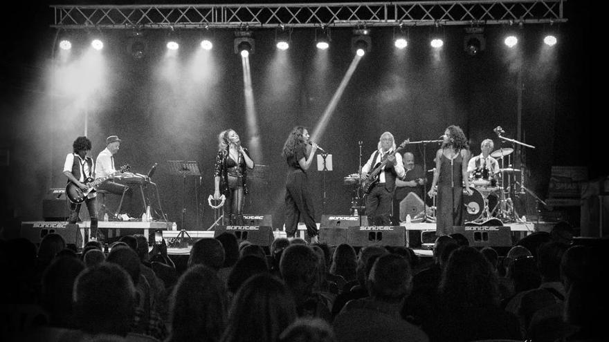 Una banda en tributo a Aretha Franklin y Tina Turner inunda de música las calles de Alzira