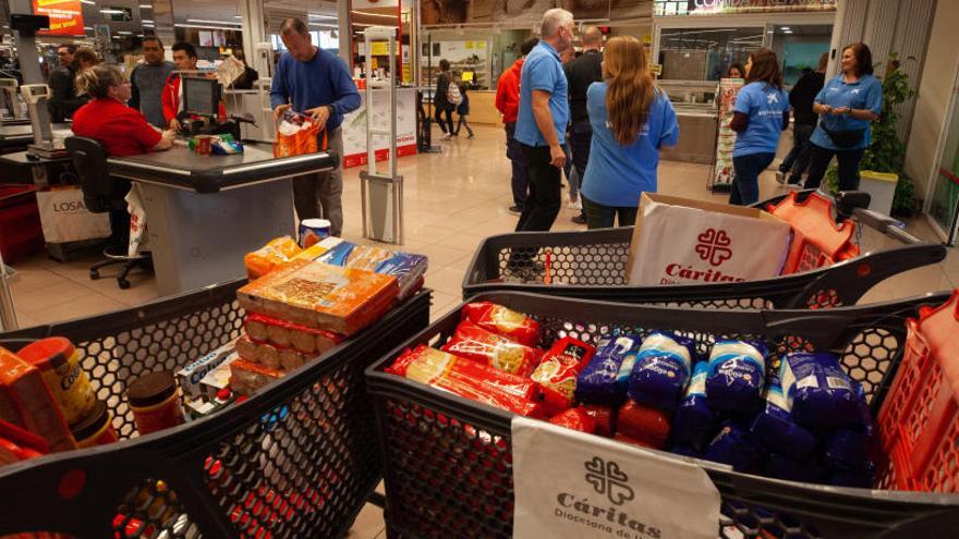 Recogida de alimentos par Cáritas.