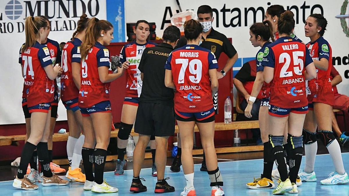 Prades se dirige a sus jugadoras durante un tiempo muerto. |  // VALENTÍ G. DE GARIBAY