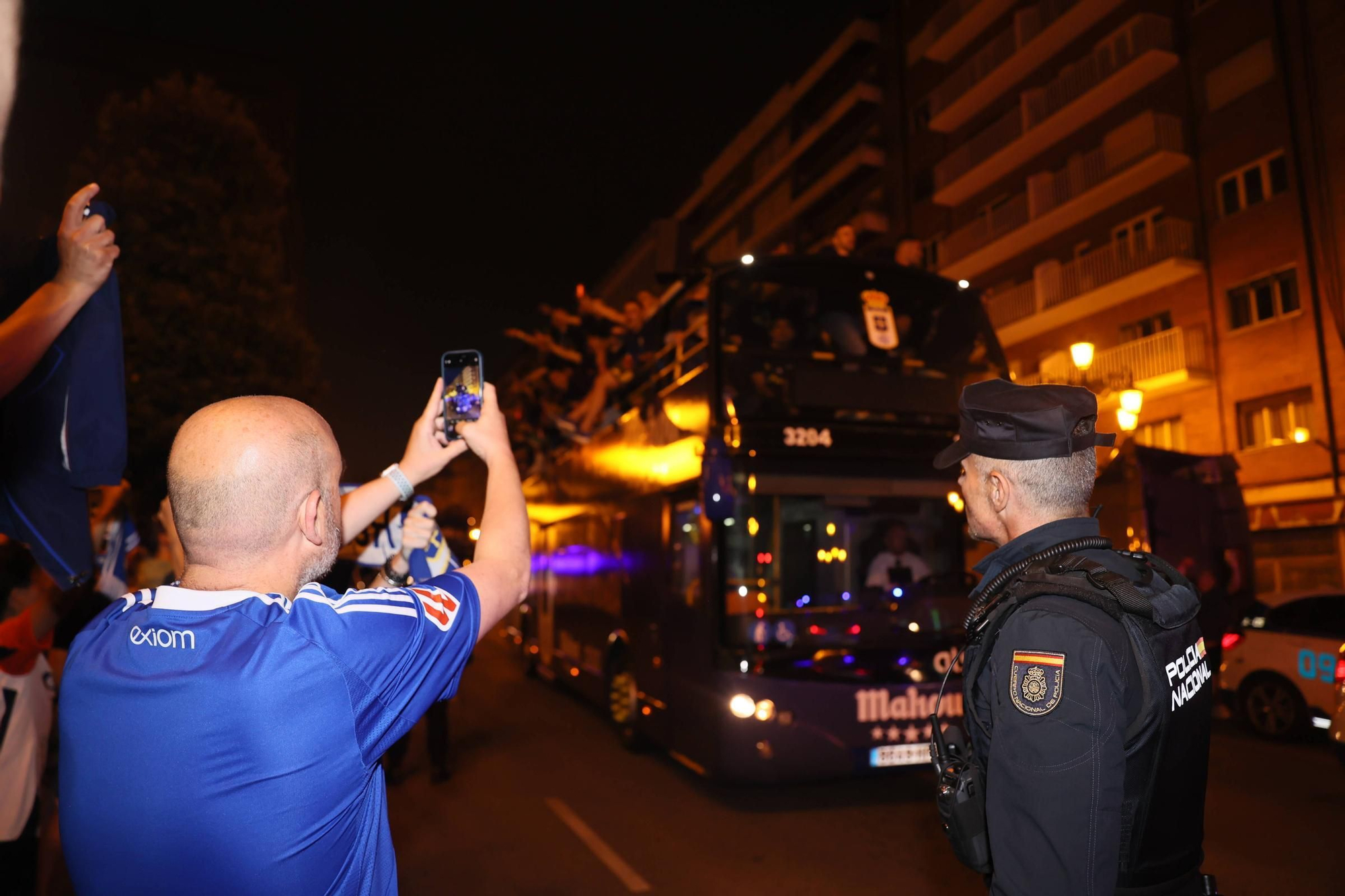 EN IMÁGENES | Así se celebró el ascenso del Oviedo a Primera: la afición estalla en una noche histórica