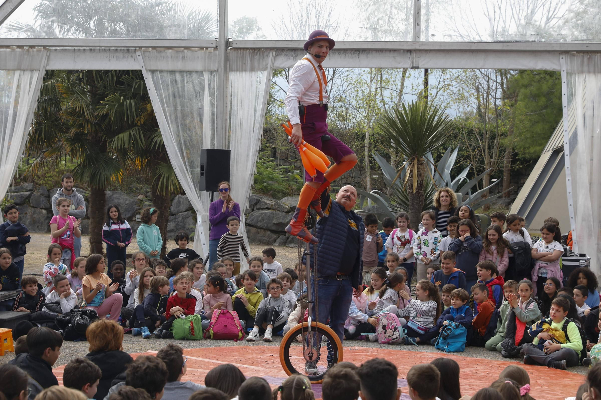 En imágenes: Diversión entre plantas para 500 escolares que celebran los 20 años del Botánico