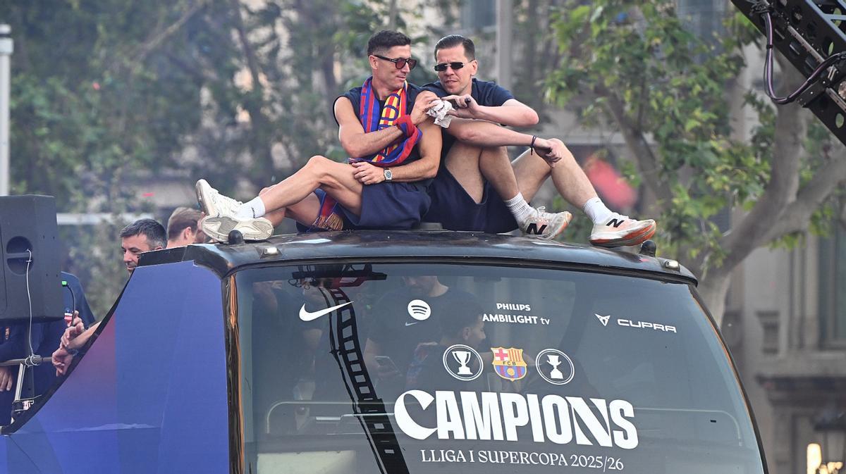 Lewandowski y Szczesny comparten una hamburguesa.