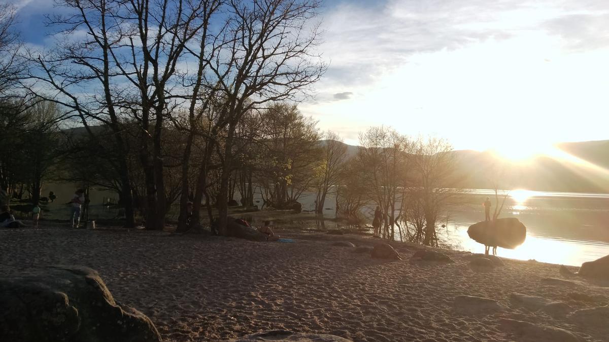 Tarde veraniega en abril en el Lago de Sanabria.