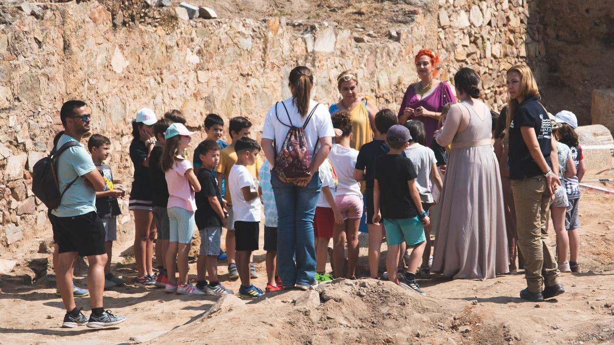 Alumnos participantes en la actividad 'Arqueólogos por un día'.