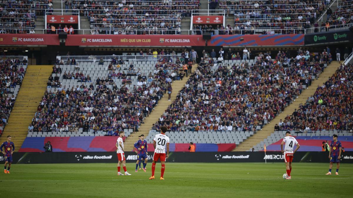 Los jugadores participan en una protesta de 10 segundos por el Villarreal-Barça en Miami, este sábado durante el partido de la jornada 9 de LaLiga EA Sports, entre el FC Barcelona y el Girona FC, en el estadio Olímpico de Montjuic, en Barcelona.