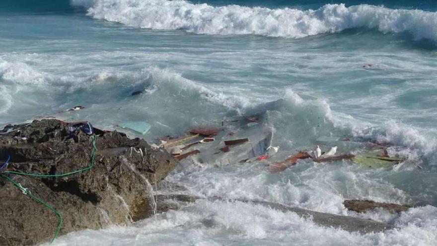 Restos del velero &#039;Be happy&#039;, destrozado contra las rocas en la isla de Formentera.