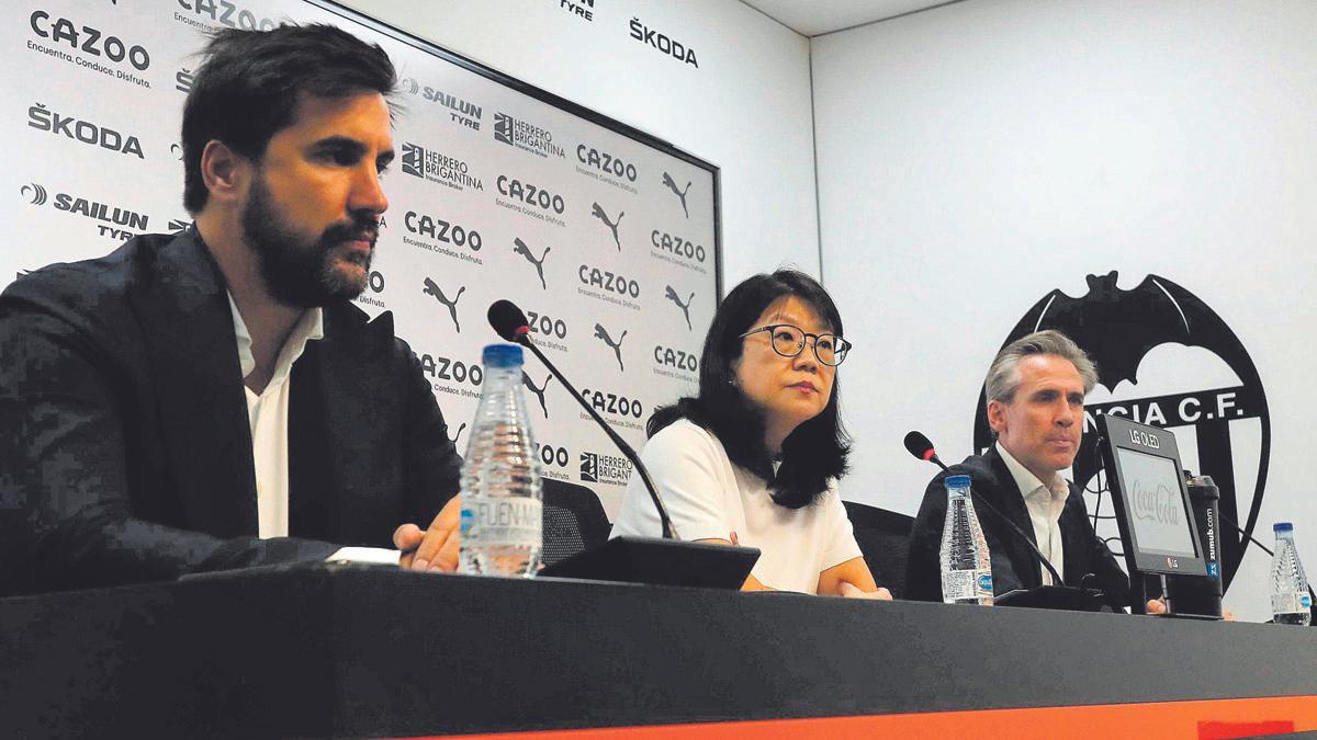 Javier Solís, junto a la presidenta Layhoon Chan y Miguel Ángel Corona