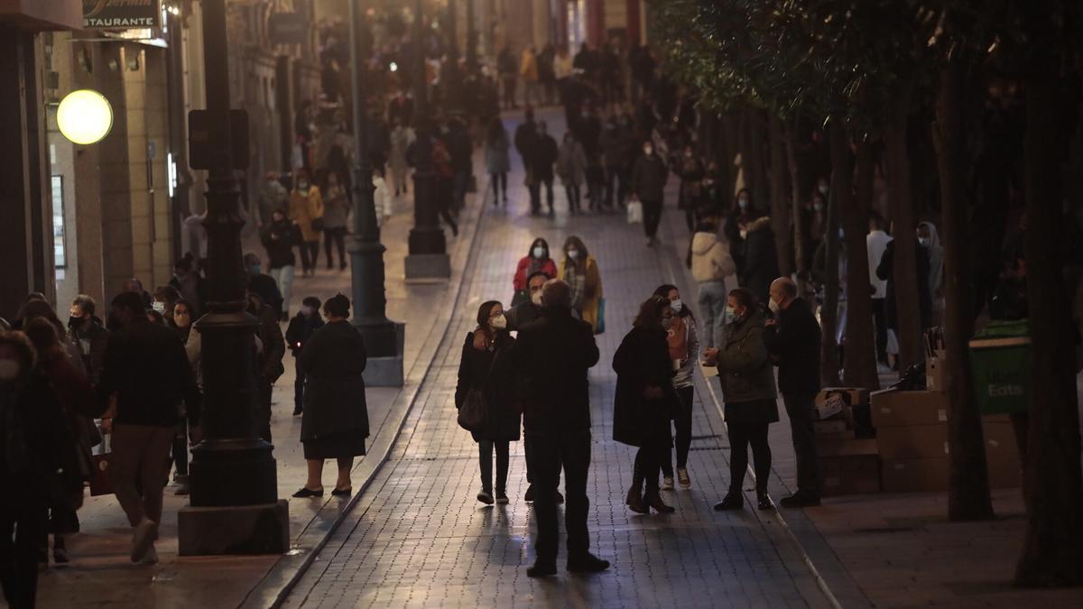 Aglomeraciones en Oviedo para ver la iluminación de las calles y hacer compras navideñas