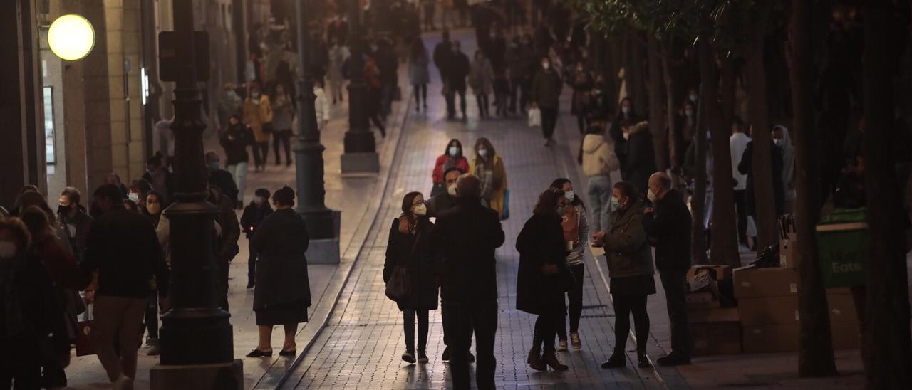 Aglomeraciones en Oviedo para ver la iluminación de las calles y hacer compras navideñas