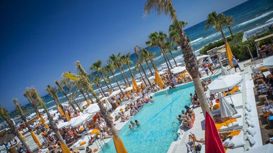 Imagen de la piscina con unas vistas impresionantes del Nikki Beach en Marbella.