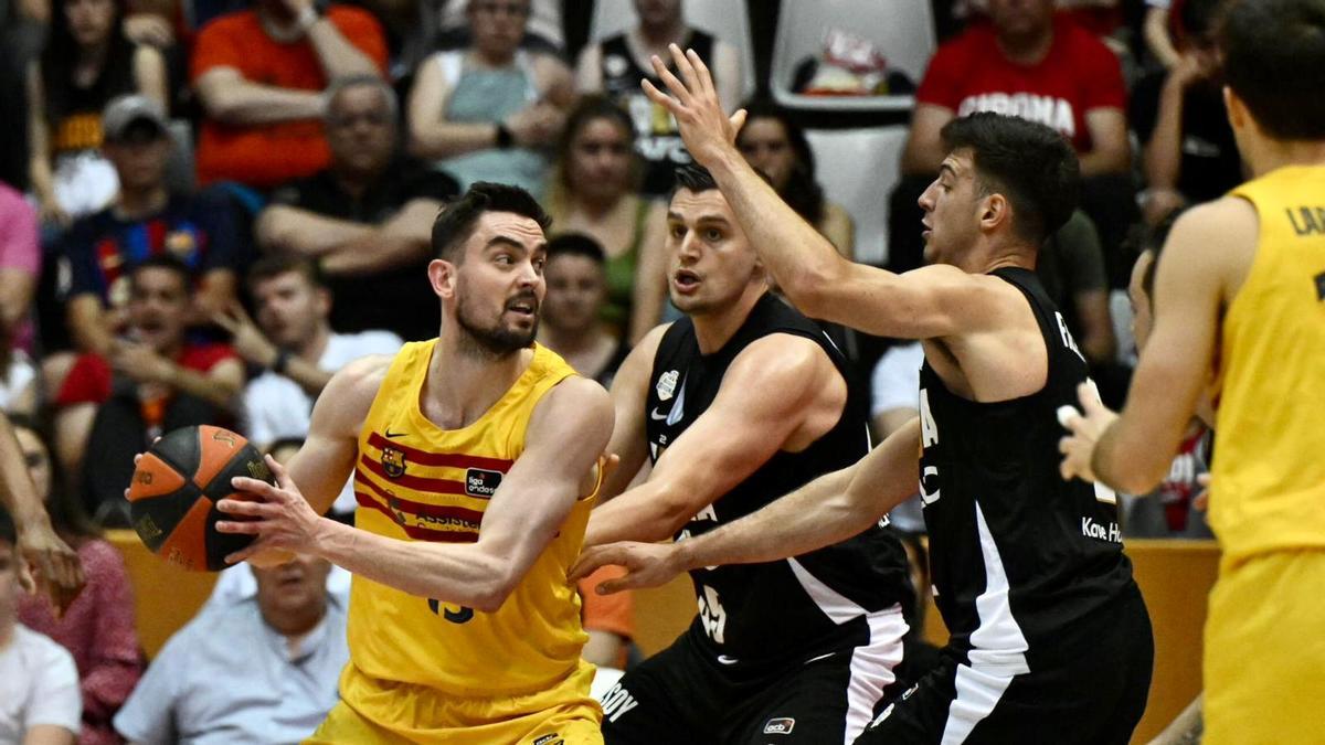 Los jugadores del Girona defendiendo a Satoransky en Fontajau.