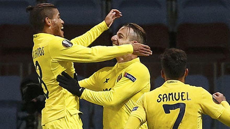 Los jugadores del Villarreal celebran el gol de Soldado.