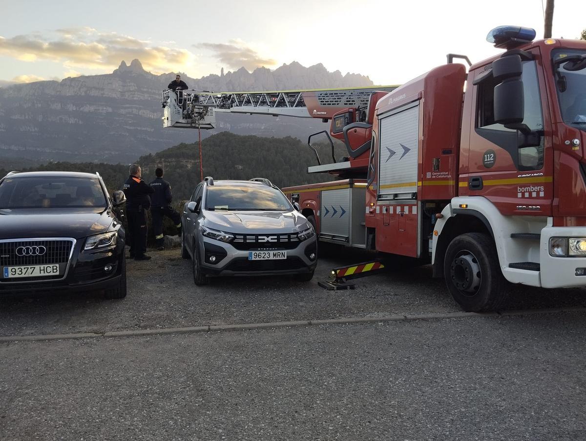 Una imatge del rescat de la persona precitpiada per un marge a Castellbell i el Vilar