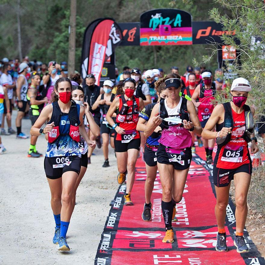 Aroa Sío, ganadora de los 21 km, a la derecha durante la salida de la categoría femenina. | VICENT MARÍ