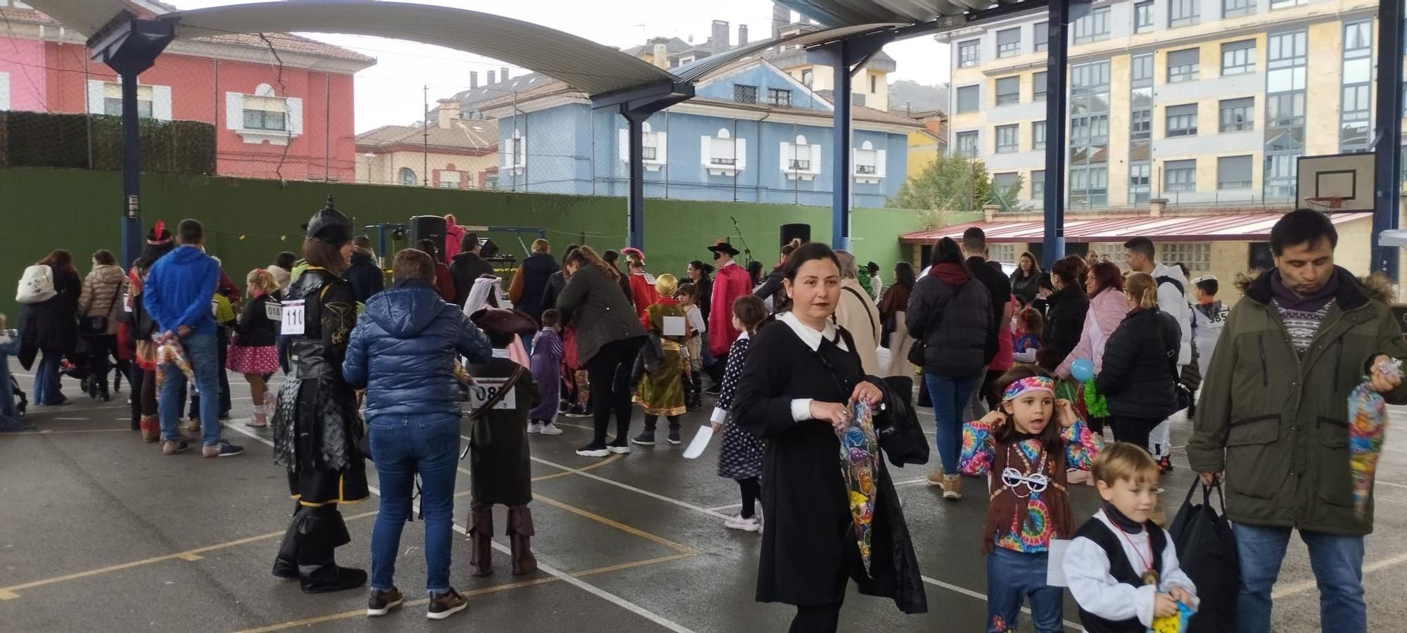 Los niños toman las calles en el Antroxu infantil de La Felguera