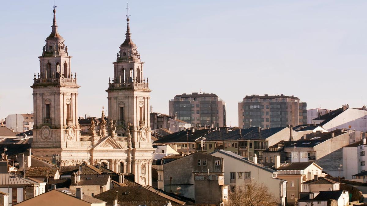 Lugo, o el privilegio de tomar 'os viños' entre huellas romanas