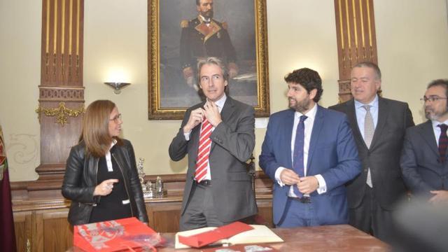 El ministro de Fomento, Íñigo de la Serna, visitó ayer Cartagena para informar del estado de los proyectos que supondrán la llegada del AVE a la ciudad portuaria.