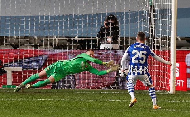 Marc André Ter Stegen durante la tanda de penalties de la primera semifinal de la Supercopa de España de fútbol entre la Real Sociedad y el FC Barcelona que se disputa en el Nuevo Arcángel, en Córdoba