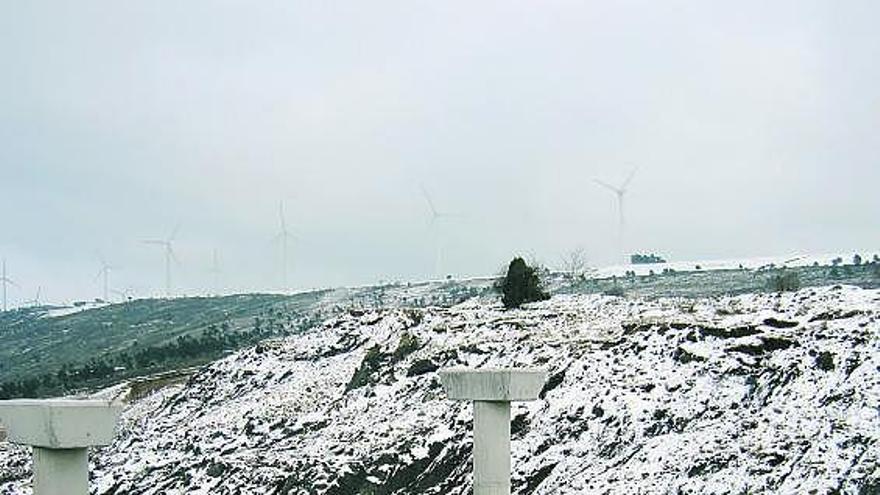 Zona de argayos en Porciles (Salas) tras la nevada del fin de semana, con dos pilares de la futura autovía.