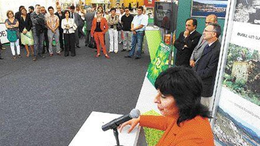 La inauguración de la Bueumostra reunió ayer en el campo de fútbol a numerosas autoridades. / gonzalo núñez