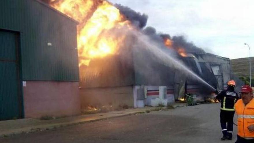 Tres heridos en un incendio en una empresa de productos químicos en Escucha