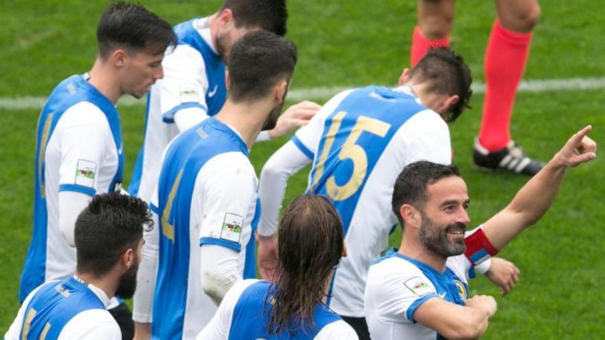 Los jugadores del Hércules celebran el gol de Peña